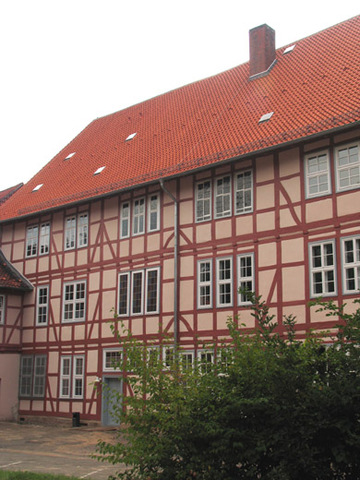 Hinteransicht "Hinter der Mauer"